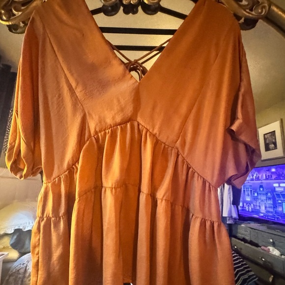 Elegant boutique Women's Top - Picture 2 of 5